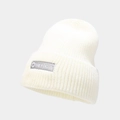 Detalle del gorro de punto acanalado blanco con etiqueta tejida gris de THE FOCUS bordada - Talla única / Blanco