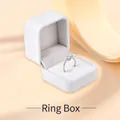 Elegante witte fluwelen ringendoos met klapdeksel en een diamanten ring binnenin - Ringendoos