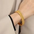 Elegante brazalete dorado estilo correa de reloj con eslabones metálicos texturizados - Dorado