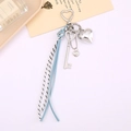 Détail du porte-clés en cuir tressé bleu avec serrure coeur et pendentif argenté - Cœur suspendu pour clé / Blanc/Bleu (K4051)