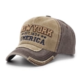 Detalle del bordado NEW YORK y costuras desgastadas en la gorra de béisbol vintage - Talla Única (56-60cm) / Caqui y Café (D)