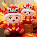 Bambola mascotte dragone in peluche del Capodanno cinese rosso con abito festivo e motivo Fu - Bambino Dragone