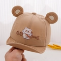 Dettaglio del ricamo a forma di orso e orecchie 3D su un cappello da sole per bambini - 48cm(6-24 Mesi) / Cachi scuro