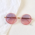 Rosa runde Kindersonnenbrille mit goldfarbenen Metallbügeln und lila Verlaufsgläsern - Rosa