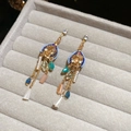 Détail d'une boucle d'oreille bohème à pompons et perles de cristal sur plateau - 2# Style Tissé Bohème