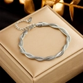 Silbernes gedrehtes Schlangenkette Armband auf Goldbox mit verstellbarem Verschluss - Silber
