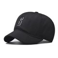 Detalle de una gorra negra de secado rápido con una letra S blanca bordada en la parte frontal - Ajustable / Negro