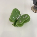 Detaillierte Draufsicht auf eine grüne Schmetterlings-Haarklammer mit bunten Strasssteinen - Edelstein Bohnengrün Schmetterling