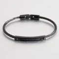 Makroaufnahme eines schwarzen Edelstahl-Kabelarmbands mit polierter Metalleiste im Detail - Schwarz