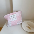 Detail der rosa geblümten Stepp-Kosmetiktasche mit Patchwork-Muster und Textiletikett - Rosa Gitter Patchwork Blumenmuster