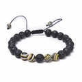 Détail de perles de lave 8mm et pierres rayées sur un bracelet tissé ajustable - Pierre de lave noire avec perles à rayures jaunes et blanches (Style 05)