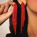 Dettaglio macro di lunghi orecchini a nappa con strass rossi e finitura lucida - Stile nappa in strass rossi fitti
