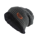 Detalle del forro polar térmico grueso y la textura de punto de un gorro de invierno gris - Gris
