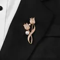 Primer plano de elegante broche de tulipán con cristales y perla en solapa de traje - Dorado