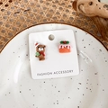 Asymmetrische Weihnachts-Ohrstecker mit braunem Bär und rosa Kuchen-Design - B Bär + Kuchen