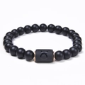 Dettaglio del bracciale zodiaco Toro in onice nera opaca con ciondolo in rame metallico - Toro (Taurus)