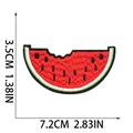 Dettaglio macro della toppa ricamata anguria con dimensioni di 7,2 cm x 3,5 cm - No.2 Fetta di Anguria