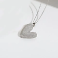 Detailopname van zilveren hartvormige ketting met schitterende micro-zirkonia - V-Vorm (Zilver)