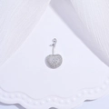 Vue macro d'un pendentif cerise en argent serti de cristaux de zircone scintillants - Argent avec Zircone Blanche