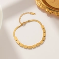 Goldenes Titanstahl Love Armband mit flacher Schlangenkette und quadratischen Anhängern - Gold