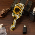 Spazzola per capelli boho con stampe di girasoli e farfalle su superficie in legno - Motivo Personalizzabile / Farfalla Girasole Bohémien