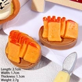 Detalle macro de miniatura de pan tostado de resina con textura realista y dimensiones - Rebanada de tostada