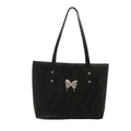 Elegante borsa tote nera con trama plissettata e stemma a farfalla argento su bianco - Nero