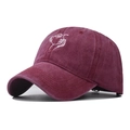 Dettaglio del ricamo viso su cappellino da baseball rosso scuro vintage lavato - Regolabile / Rosso Vino Lavato