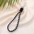 Handgefertigtes schwarz-weiß geflochtenes Lanyard mit Metallhaken auf beigem Stoff - 12mm Breit / Schwarz Weiß (K2610)