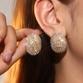 Élégantes boucles d'oreilles ovales dorées avec strass brillants portées par un mannequin - Style Ovale Strass Complet Or (DTE1216403GL-W)