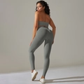 Graues nahtloses geripptes Yoga-Set mit Halter-Sport-BH und High-Waist-Leggings - S / Dunkelgrau
