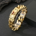 Dettaglio del bracciale a catena dorata con teschio e occhi in cristallo rosso lucido - Colore Oro (KB203271-KJX)