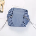 Detailansicht der blauen Kordelzug-Kosmetiktasche aus Oxford-Gewebe mit grauer Kordel - Oxford-Gewebe / Grau