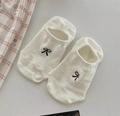 Weiße gerippte Kurzsocken mit fein bestickter schwarzer Schleife auf dem Fußrücken - Cremeweiß Mit Schwarzer Schleife
