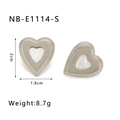 Detalle macro de pendientes de corazón plateados con nácar y dimensiones - Oro de 18K / Plateado (NB-E1114-S)