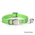 Dettaglio del collare per gatti verde erba in nylon con strisce riflettenti e campanello - Verde Erba