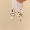 Elegante silberne Schleifen-Ohrstecker mit weißen Perlen auf minimalistischer Schmuckkarte - 34# Silbernadel - Silber & Weiß