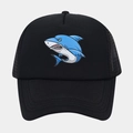 Detailansicht einer schwarzen Trucker Cap mit blauem Hai-Motiv und atmungsaktivem Netz - Rein Schwarz Cartoon Blauer Hai (Farbe Nr. 11)