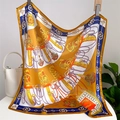 Dettaglio di un foulard di seta con motivi a catena dorata e nappe blu classiche - 70x70cm / Stampa Equestre Oro Bianco Blu (FJ748-4)