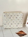 Détail de la trousse de toilette matelassée motif lapin avec dentelle et étiquette - Lapin Violet à Dentelle - [Pochette]