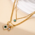 Dettaglio di collana a doppio strato in acciaio dorato con turchese e pendenti con strass - Stile Gemma Quadrata Goccia Multi-Ciondolo (BJGN0050)