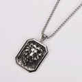 Primer plano del colgante cuadrado con relieve de cabeza de león en cadena de acero - Con Cadena (0.3*60cm) / Plata antigua