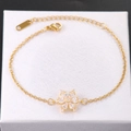 Detalle de pulsera de flores dorada con circonitas y cierre de mosquetón ajustable - Flor Transparente