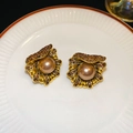 Dettaglio di orecchini vintage dorati con perle champagne e piccoli cristalli - Stile Perla Conchiglia Vintage / Oro