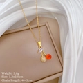 Dettaglio collana ciliegia dorata con pietre rosse e zirconi su scatola porta gioielli - Stile a Forma di Ciliegia (G144)