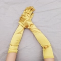 Dettaglio di lunghi guanti di raso giallo lucido per feste a tema anni '20 e cerimonie - Taglia unica / Oro