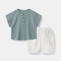 Set pigiama corto bimbi in garza di cotone con top blu-grigio e pantaloncini bianchi - 80cm / Blu Pallido + Bianco