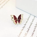 Spilla farfalla dorata con pietre di zircone rosso intenso e piccoli cristalli chiari - Viola