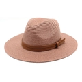Détail d'un chapeau de soleil tissé rose avec doubles lanières en cuir brun et boucle métal - M (56-58cm) / Vieux rose
