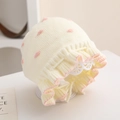 Détail du tricot d'un bonnet bébé pour fille avec pois roses et bordure volantée - 6 mois - 2 ans / Blanc
